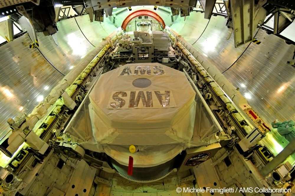 Alpha Magnetic Spectrometer 02Bildet er tatt etter det er montert i romfergen Endeavour 28. april 2011. Dagen før launch.