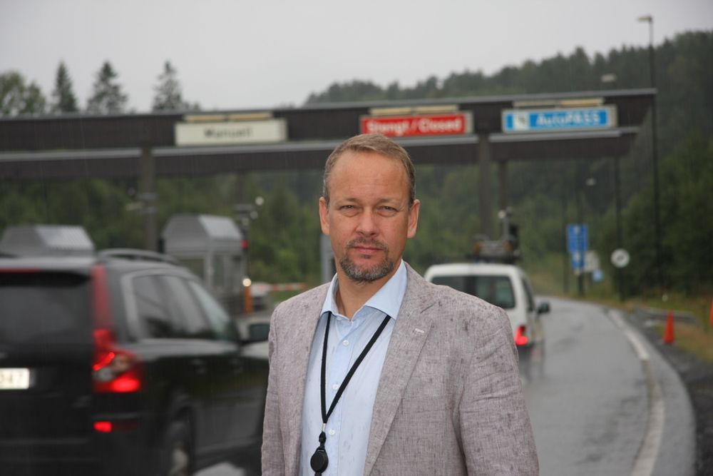 KRITISK: - Dagens samferdselsplanlegging har gått ut på dato, og Nasjonal Transportplan er egentlig verdiløs fordi den ikke er forpliktende, sier sivilingeniør i transportteknikk- og logistikk, Bjarte Grostøl. Her er han ved bomstasjonen før Oslofjord-tunnelen på Drøbak-siden.