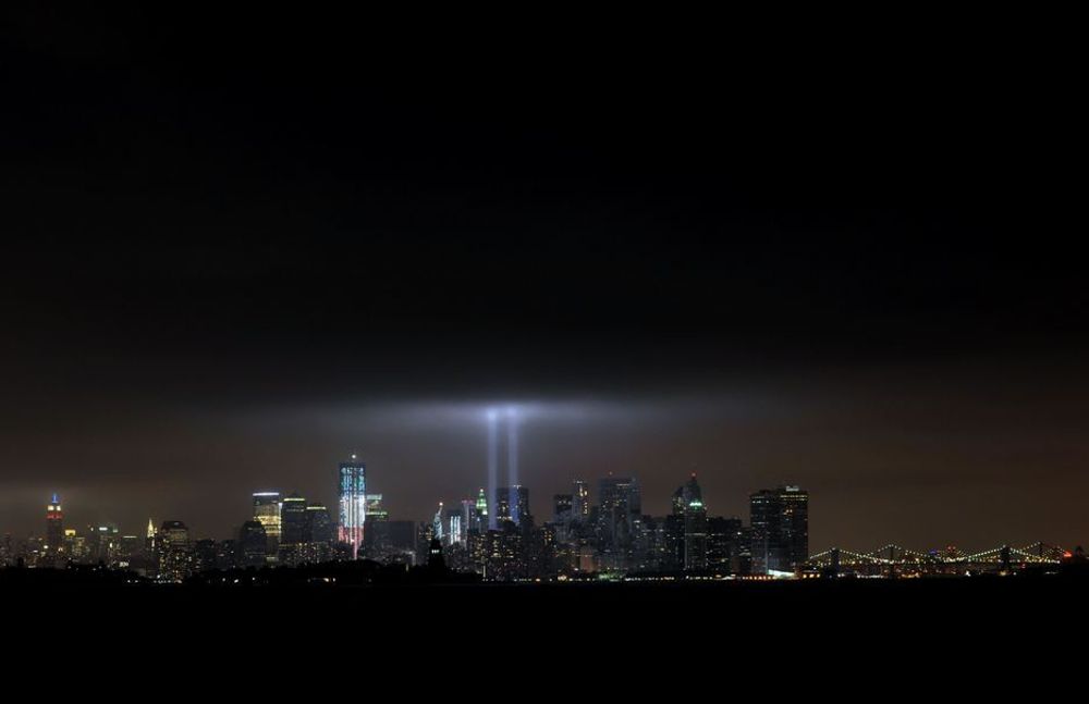 FANT IKKE TRAPPENE: Mange av de som evakuerte WTC-tårnene, visste ikke hvor trappene var. Bildet viser Manhattans skyline med tvillingtårnenes plassering opplyst under minnemarkeringen ti år etter terrorangrepet 11. september i år.