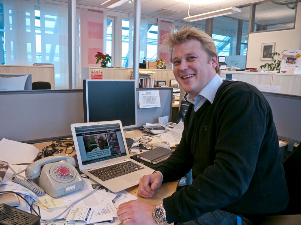 BREDT: NRKs sjef for IP-distribusjon, Bjarne Andre Myklebust bygger opp en ny nett-tv som kan overføre 16 sendinger på én gang. Legg merke til den gamle telefonen med dreieskive. Den har Myklebust bygget om slik at den fremdeles virker.