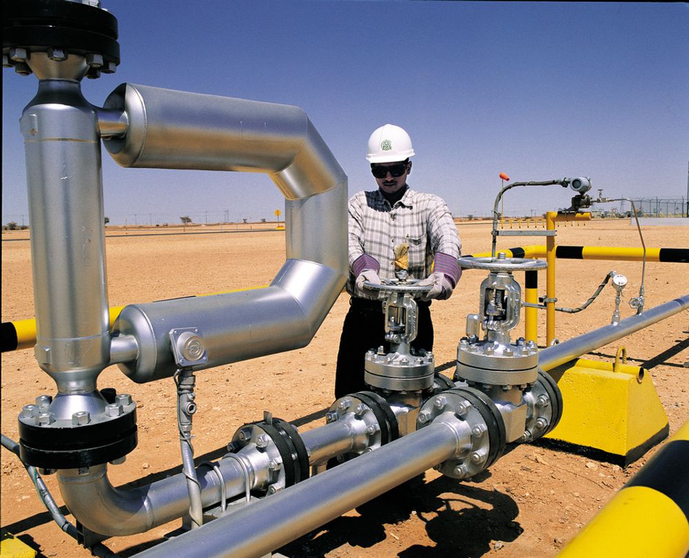 OLJEKRANER: En operatør for Saudi Aramco skrur på kranen. Nå vil Det internasjonale energibyrået IEA at Opec skal øke forsyningene til oljemarkedet. Hvis ikke kan de se stygt ut for den globale veksten.