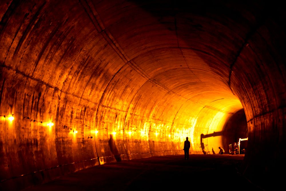 Full utstøping i norske veitunneler er et stort steg tilbake, mener en rekke norske eksperter på tunnelbygging.
