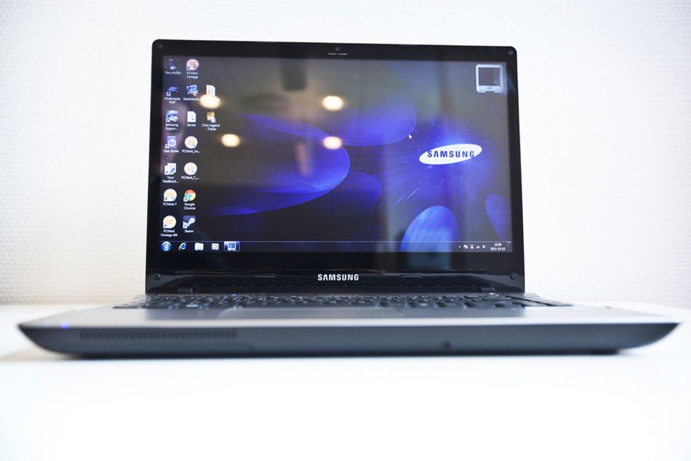 Samsung QX412 har pent design, god ytelse, støyer lite og har god batterilevetid.