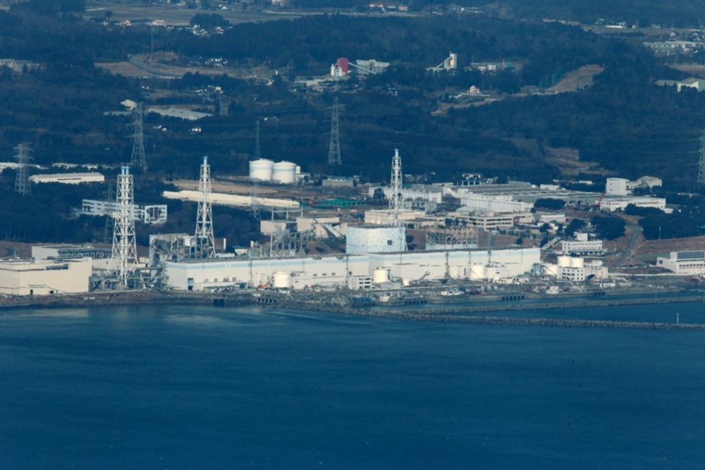 EVAKUERER: Et nytt etterskjelv med styrke 7,1 førte i dag til advarsler om en to meter høy tsunami. Arbeiderne her ved Fukushima-kraftverket måtte evakueres.