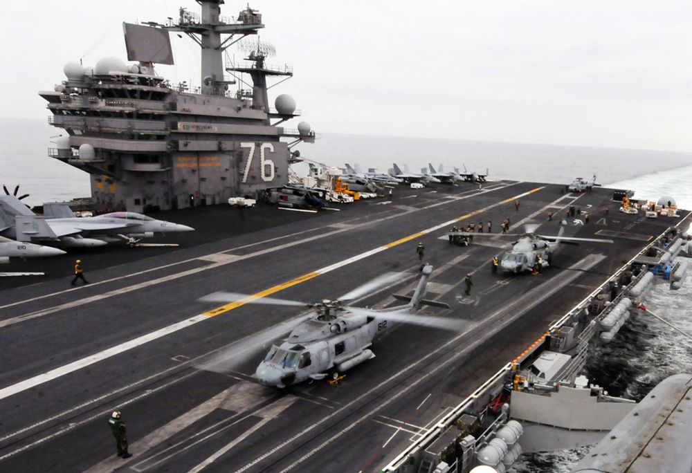I JAPAN: Amerikanske HH-60H Sea Hawk-helikoptre forbereder seg på å lette fra hoveddekket på hangarskipet USS Ronald Reagan, som er på plass utenfor kysten av Japan.