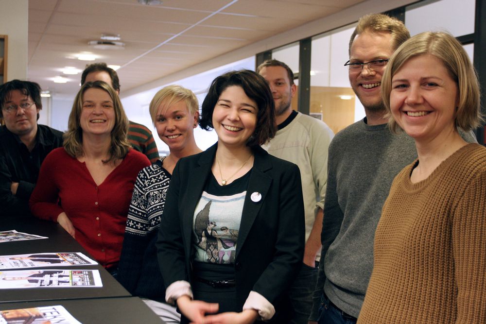 VELKOMMEN: Kolleger i redaksjonen ønsker Maria Amelie velkommen. Fra venstre Dag Yngve Dahle, Mona Sprenger,  Mona Strande, Maria Amelie, Per Erlien Dalløkken, Øyvind Lie og Jannicke  Nilsen.