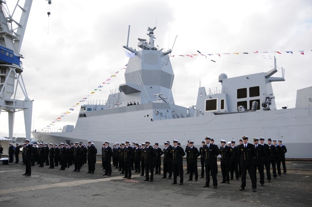 FREGATT NUMMER FEM: F314 KNM Thor Heyerdahl med besetning før overtakelse ved verftet Navantia i Ferrol, Spania.