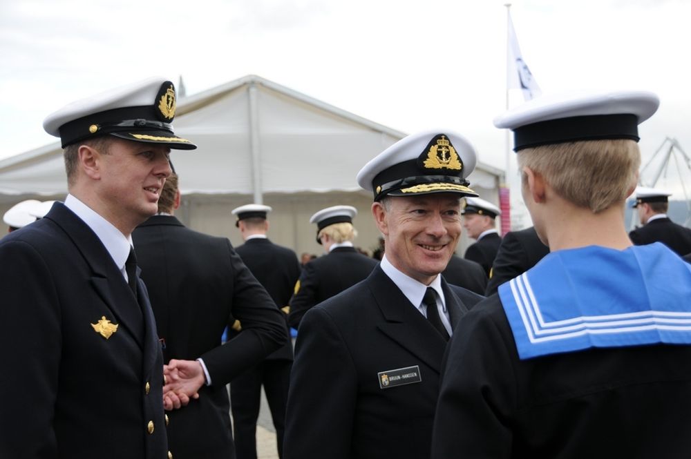 INSPEKSJON: Generalinspektøren for Sjøforsvaret, kontreadmiral Haakon Bruun-Hanssen, inspiserer bestningen på KNM Thor Heyerdahl sammen med skipssjef, kommandørkaptein Øystein Varden.