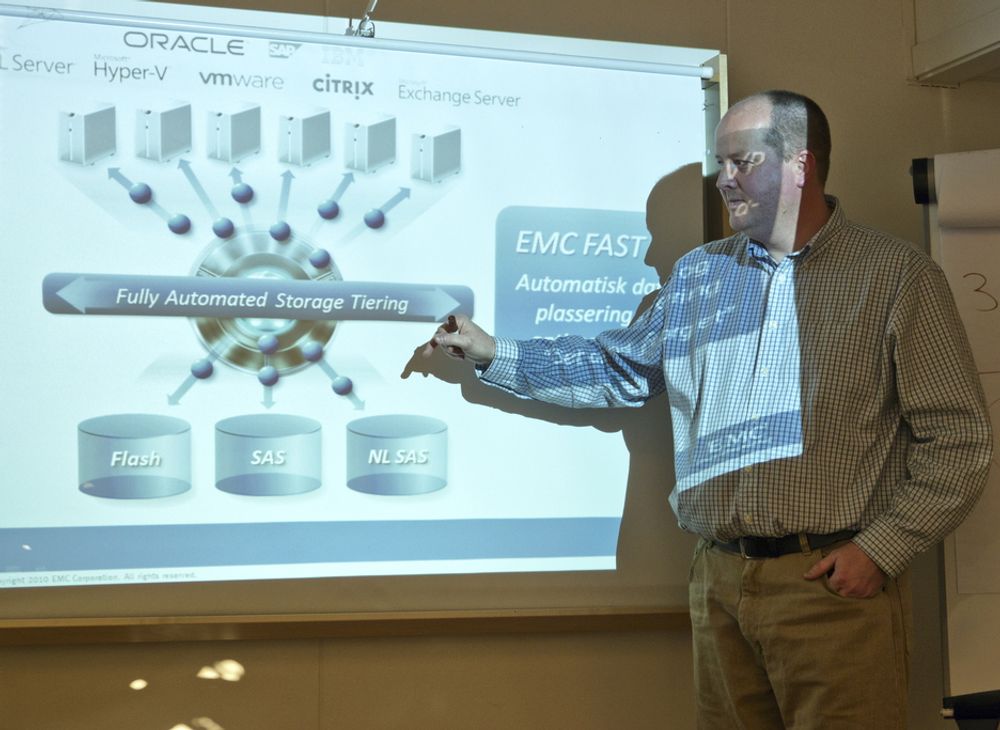 NY TEKNOLOGI: Senior teknologikonsulent i EMC, Roger Samdal forklarer hvordan EMCs nye lagringsteknologi er forbedret fra de tidligere utgavene.