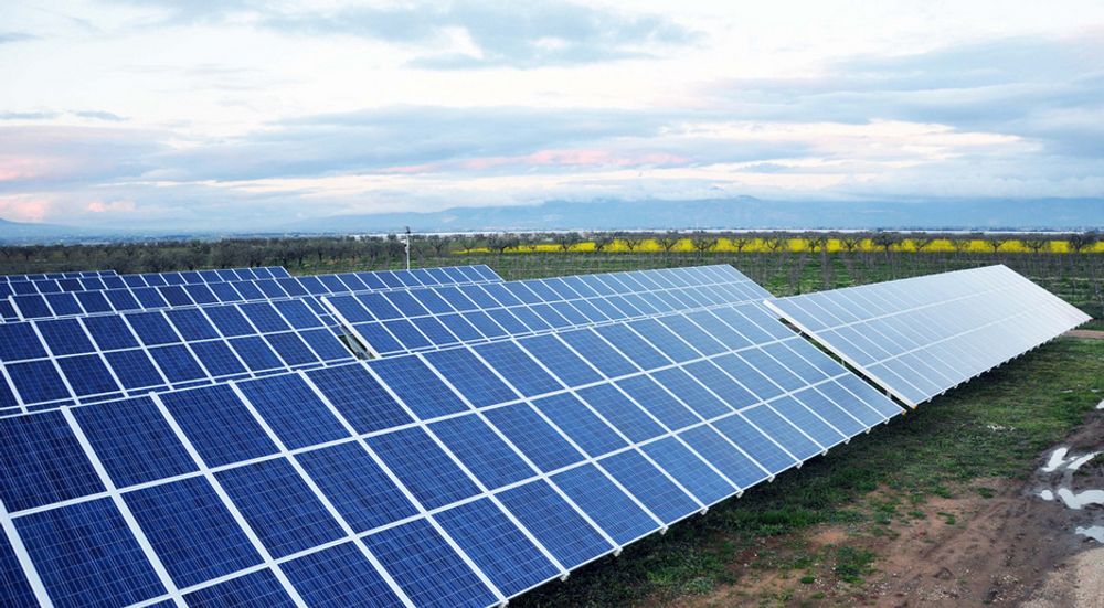 VEKSTEN AVTAR: Europas investeringer i solenergi og vindkraft avtar, ifølge en rapport. Dette er solparken Casale i Italia, som Statkraft solgte i høst.