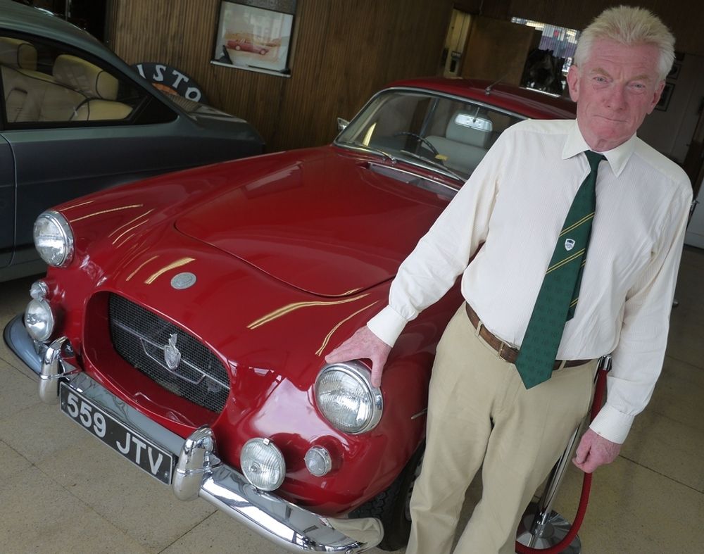 OPTIMIST: Richard Hackett har vært selger for Bristol Cars i 15 år. Han er optimistisk med hensyn til videre drift av bilfabrikanten. Her med en Bristol 407 fra 1962.