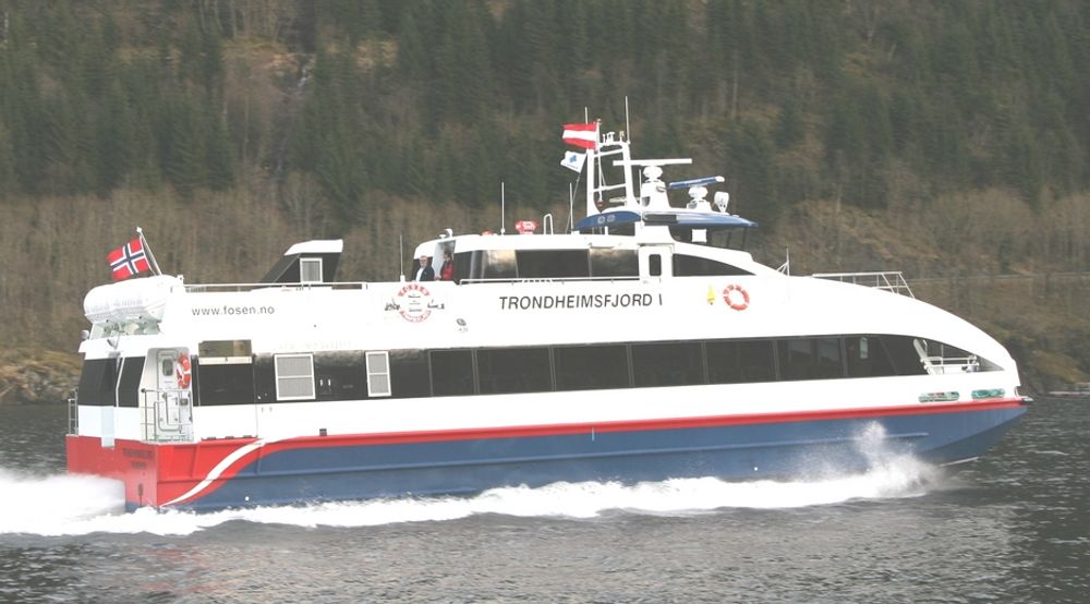KARBON: Hurtigbåten Trondheimsfjord I og søsterskipet Trondheimsfjord II er bygget ved Brødrene Aa i Hyen i 2008. Båtene går i 32,5 knop og har plass til 130 passasjerer. Fra 2014 kan de erstattes av batteridrevne hurtigbåter.