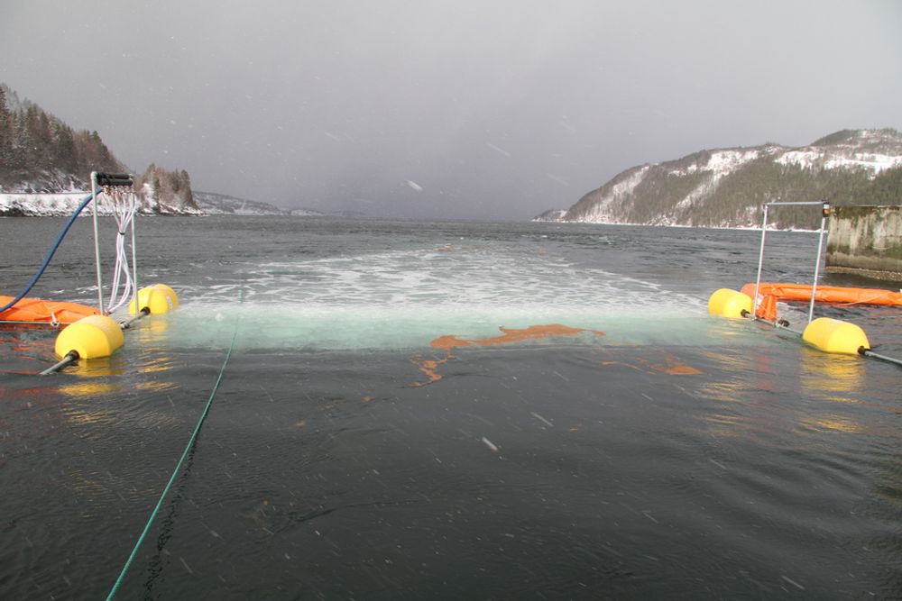 BLÅSER I HAVET: Den nye teknologien blåser luftbobler i sjøen, og kan på den måten "sperre av" oljesøl.