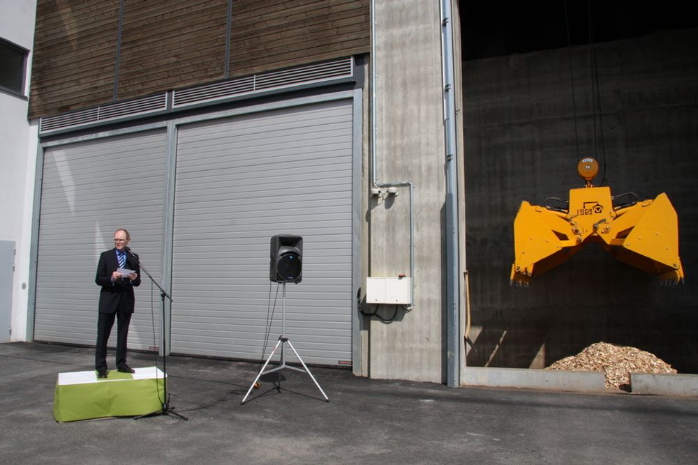 ÅPNING: Direktør Jørn Myhrer i Akershus Energi åpner Akershus Energipark på Kjeller i dag. Dette er Norges største flisforbrenningsanlegg, men tar også i bruk både kloakkvarme, kloakkgass, bioolje og etter hvert solfangere.