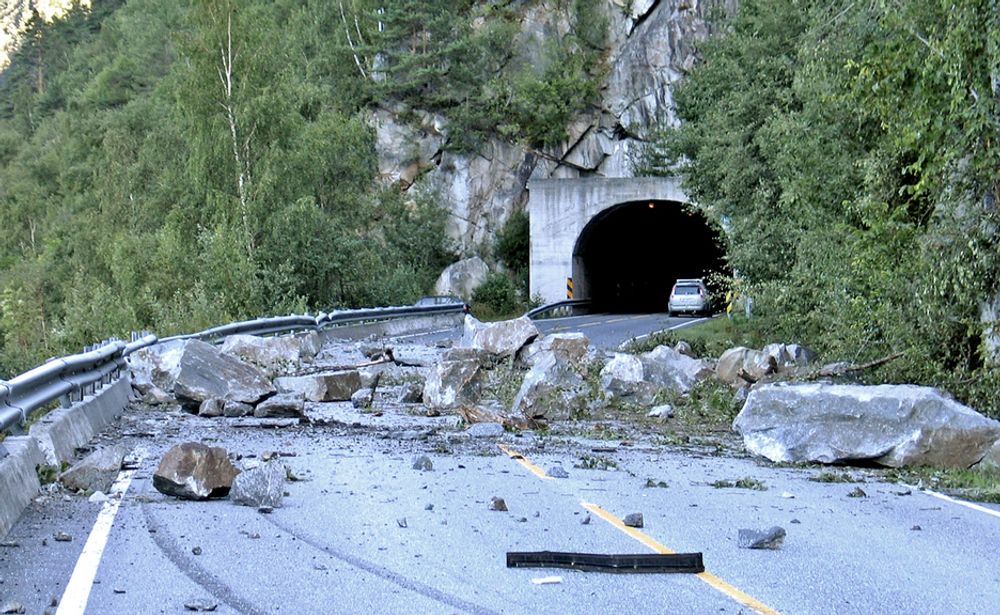 24. august 2008 ble riksveg 70 stengt av et steinras ved Midtbekktunnelen på Oppdølsstranda. Den er en av flere små tunneler som forsvinner fra riksveg 70 når den lange tunnelen åpnes.