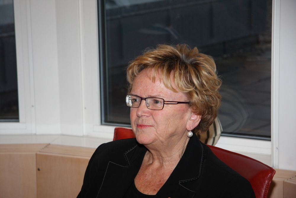AMBISJONER: -Vi skal ha et moderne vei- og jernbanenett i løpet av 20 år, sa samferdselsminister Magnhild Meltveit Kleppa da hun fikk rapporten om den videre utvikling for jernbanen i dag.