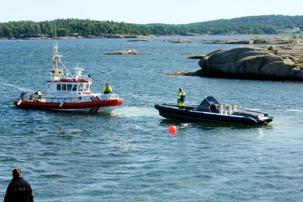 EN AV FLERE: Båten til Per Erik Burud  under slep etter ulykken 13. juli. Denne og liknende ulykker har fått regjeringen til å sette ned en arbeidsgruppe for å se på mulige  tiltak.