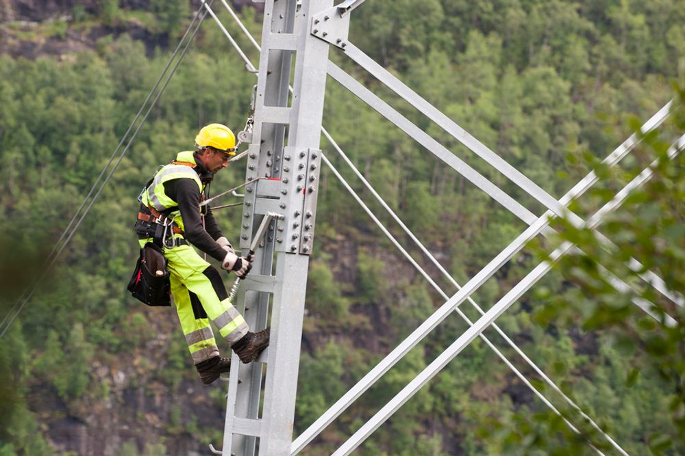 TRUER FORSYNINGSSIKKERHETEN: Det er 15-20 prosent billigere for Statnett å bruke kroatiske arbeidere til å bygge høyspentlinjer, som her på Sima-Samnanger-linjen, men det kan true forsyningssikkerheten, mener norske energientreprenører.