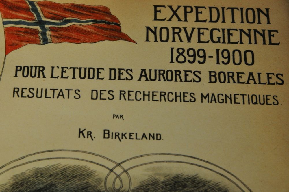 EKSPEDISJON: Fransk utgave av boken om Birkelands Nordlys-ekspedisjon. Birkeland hadde tidligere studert i PAris og var venn med storheter som Jules Henri Poincaré, matematiker, fysiker og ingeniør.