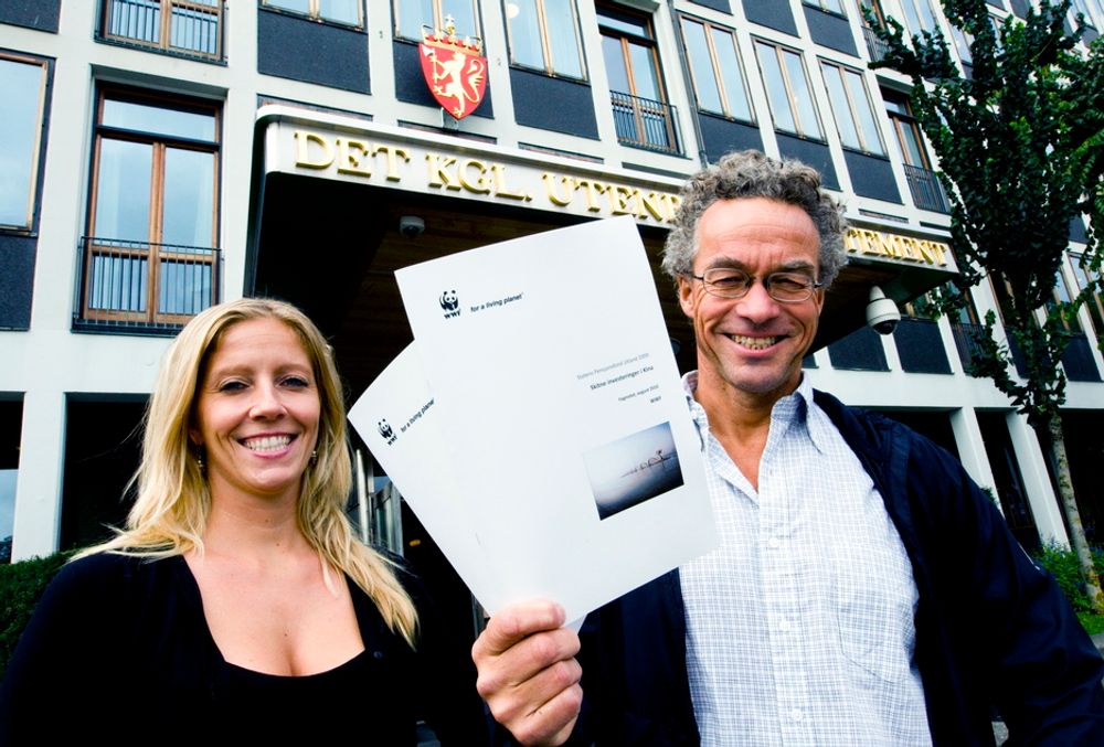 Nina Jensen overtar for Rasmus Hansson som generalsekretær i WWF-Norge. Her da de overleverte en rapport om miljøvernhensyn de ikke mener norske myndigheter tar når oljefondet investerer i Kina.