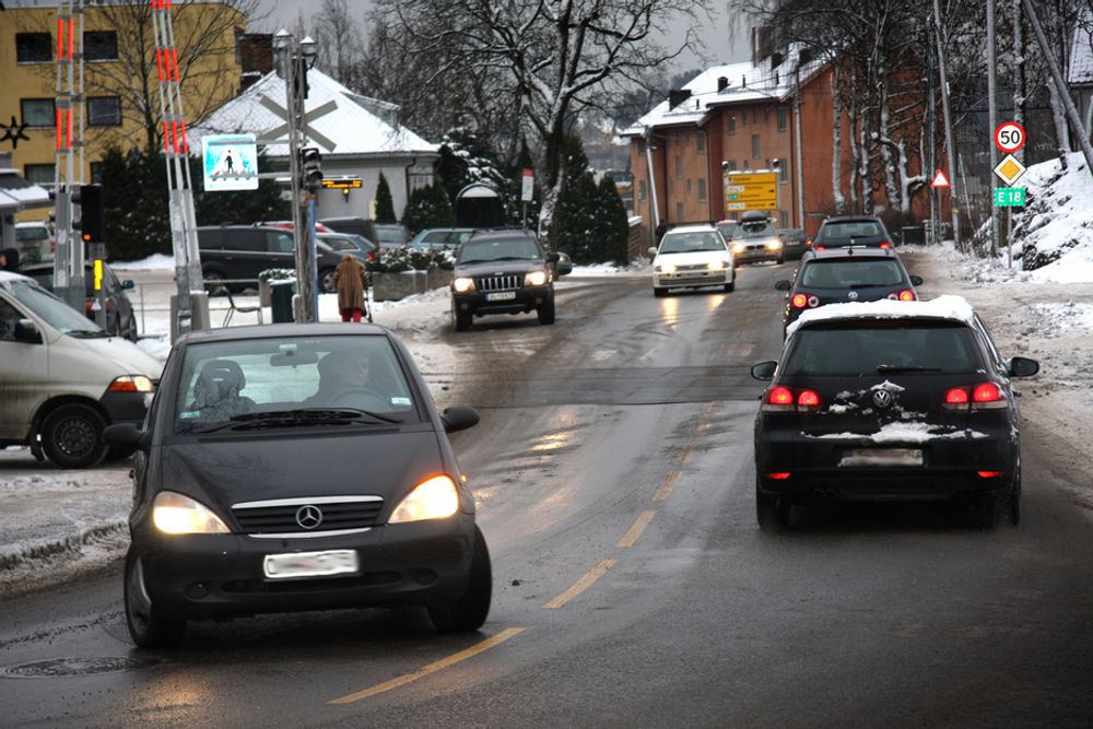 DIESELFORBUD? Om lag 75 prosent av alle nye biler som blir solgt i Norge har dieselmotor. Særskilte tiltak kan forby eldre dieselbiler å kjøre inn i sentrum. Her ved Lilleaker i Oslo.