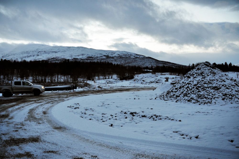 RUNDKJØRING: Forsvarsbyggs Torfinn Nilsen på vei inn i Norges første afghanske rundkjøring. Bygg- og anleggsarbeidet startet høsten 2011.