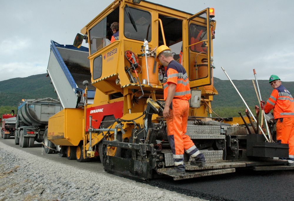 Selskapet NCC risikerer en bot på 165 millioner kroner for å ha inngått prissamarbeid med Veidekke i den såkalte asfaltsaken. Veidekke ligger an til å slippe bot. ILLUSTRASJON.