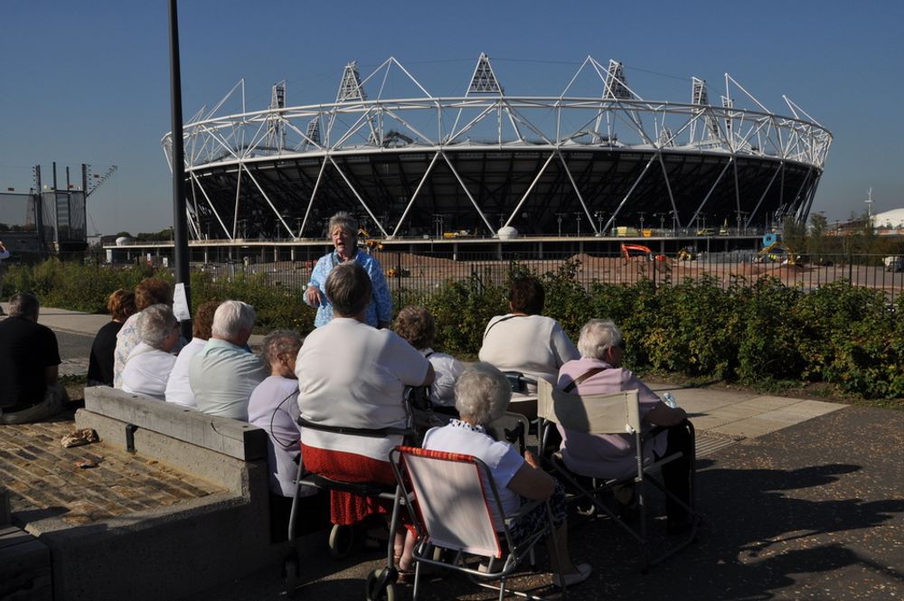 SPORTSTURISME: En gruppe pensjonister er så heldige å få se OL-anlegget. Men nærmere enn dette fikk de ikke komme.