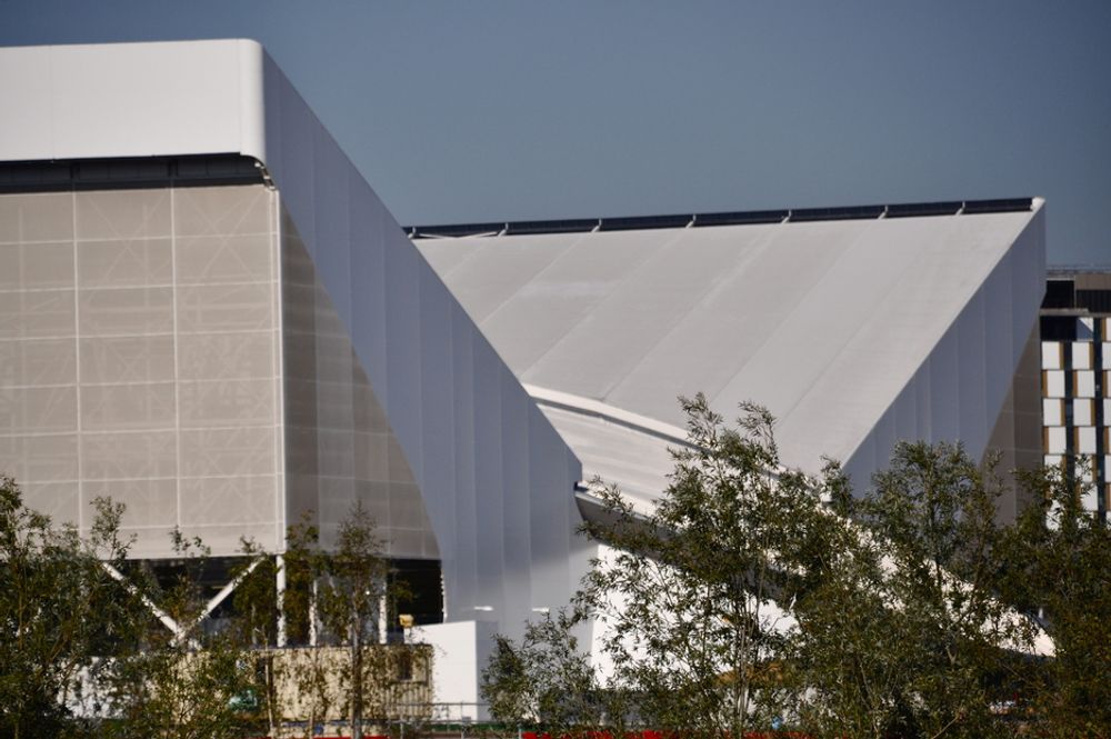 AQUATIC CENTRE: Tegnet av arkitekten Zaha Hadid. Senteret får et 160m lantg og opptil 80m bredt, bølgeaktig tak, dvs. at det får et lengre spenn en Heathrows Terminal 5.