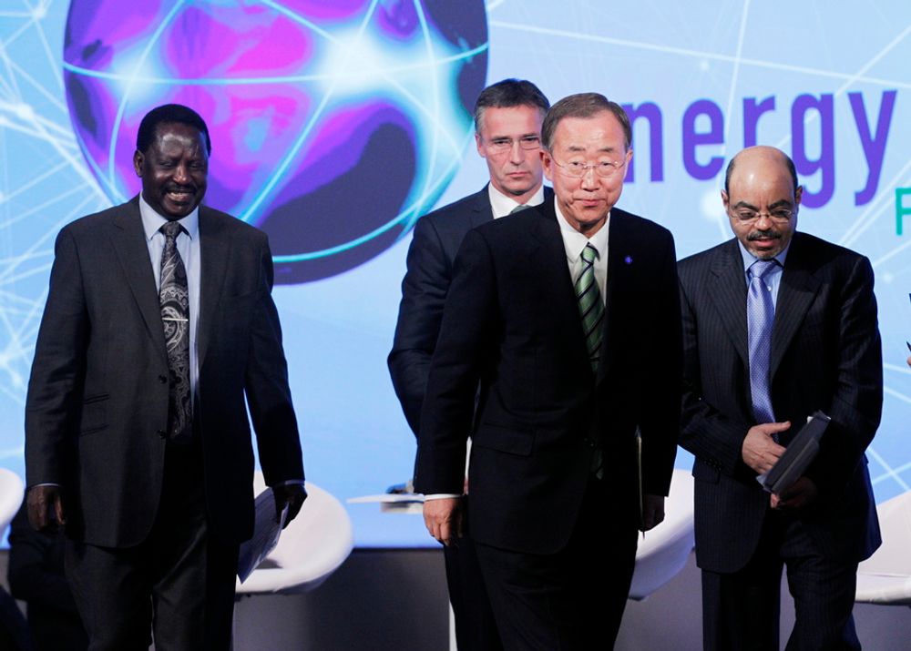 FNs generalsekretær Ban Ki-moon på scenen med statsminister Jens Stoltenberg (bak), Kenyas statsminister Raila Amollo Odinga (t.v.) og Etiopias statsminister Meles Zenawi (t.h.) under toppmøte om energifattigdom i Oslo mandag.