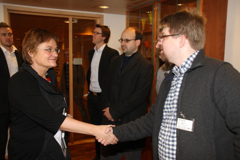 ÅPEN DØR: Erik Möller fra Wikimedia (i midten) og Tom Steinberg fra My Society anbefaler fornyingsminister Rigmor Aasrud til å åpne alle sluser for offentlig informasjon.