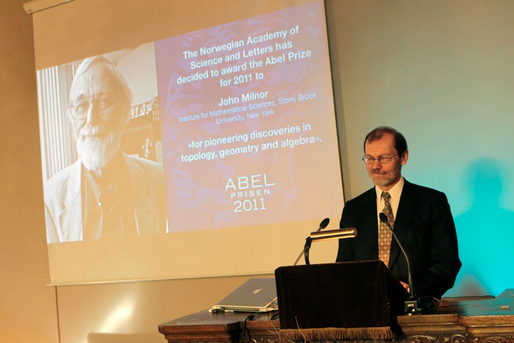 Preses i Abelkomiteen, Øyvind Østerud, kunngjør onsdag at John Willard Milnor (80) er tildelt Abelprisen for 2011 for banebrytende oppdagelser innenfor geometri, algebra og topologi.
