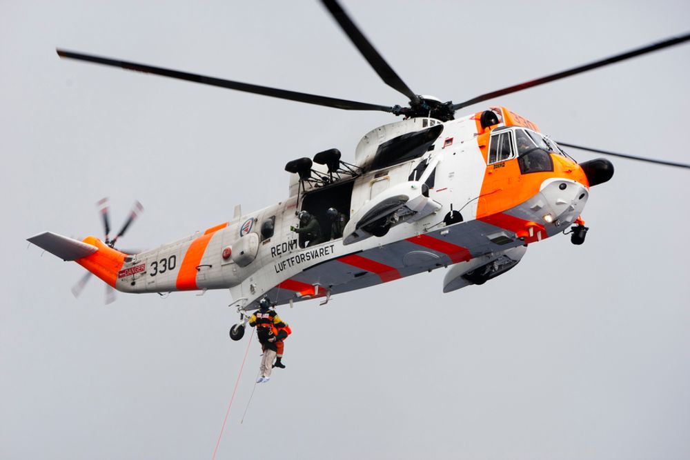 Forsvarets Sea King redningshelikopter frakter skadde passasjerer ut fra det havarerte passasjerskipet. Foto: Håkon Jacobsen
