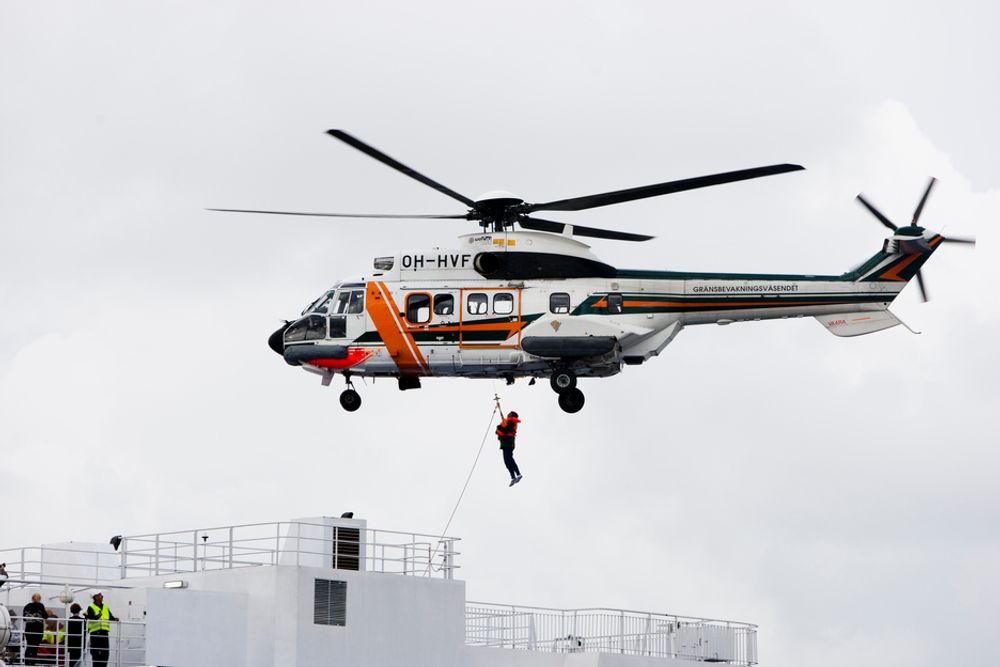 Et finsk helikopter heiser opp skadde fra det havarerte skipet. . Foto: Håkon Jacobsen