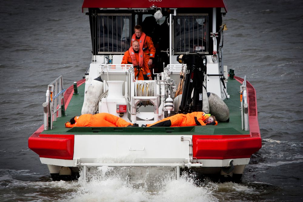 To frivillige markører fraktes bort fra øvelsesområdet. Til sammen deltok mer enn 800 frivillige i øvelsen. Foto: Håkon Jacobsen