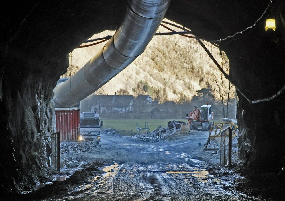 Bildet viser søndre påhugg i Tunsbergtunnelen innenfra. Nå skal tunnelen innredes. De som er interessert i elektrojobben må gi anbud innen 11. mars.
