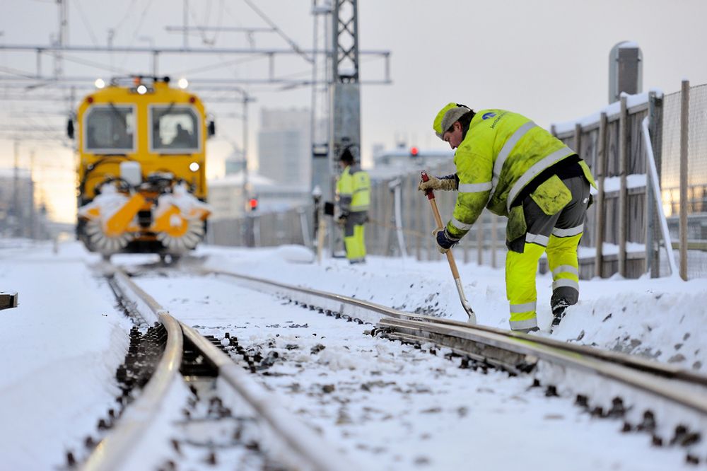 VINTERPROBLEM: Snø og is kan hindre sporvekslere å fungere som de skal, med togforsinkelser som resultat. Nå skal Jernbaneverket teste ut ny styring av sporvekselvarmesystemet som skal bidra til færre forsinkelser.