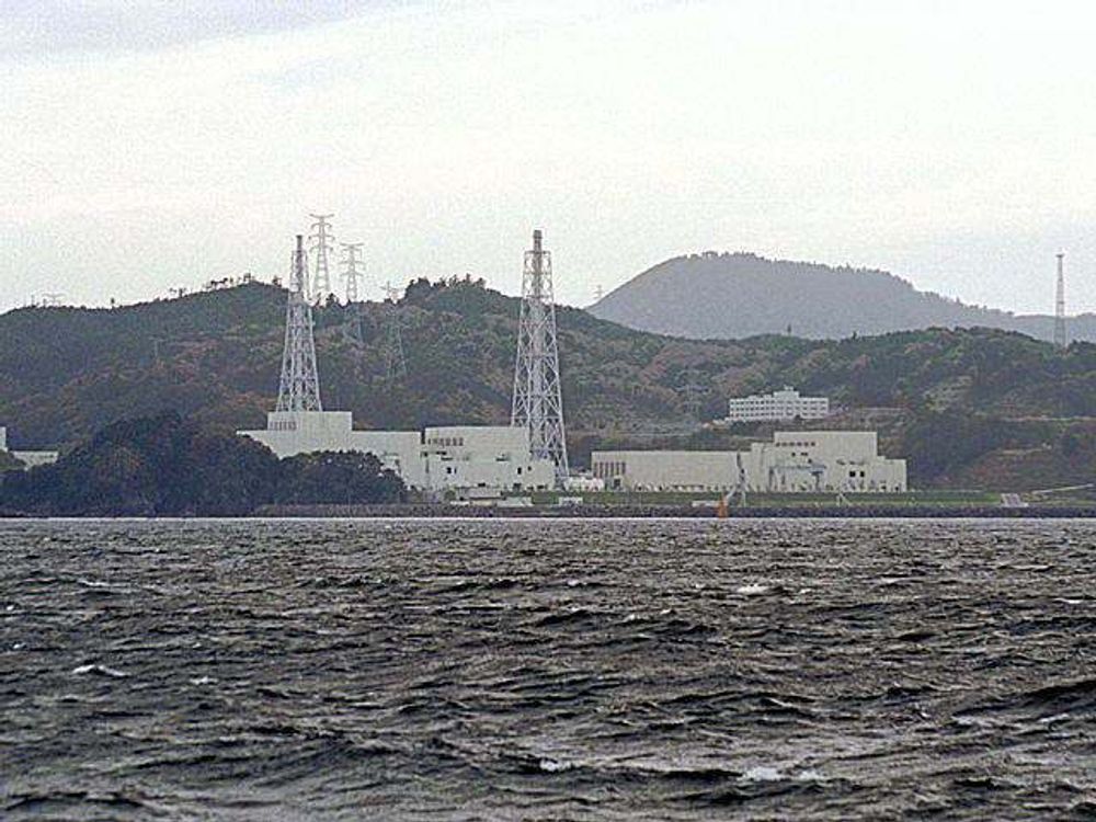 BRANN: Det er brann i en turbinbygning i kjernekraftverket Onagawa i Nordøst-Japan. I tillegg er tre andre kjernekraftverk i Japan stengt.