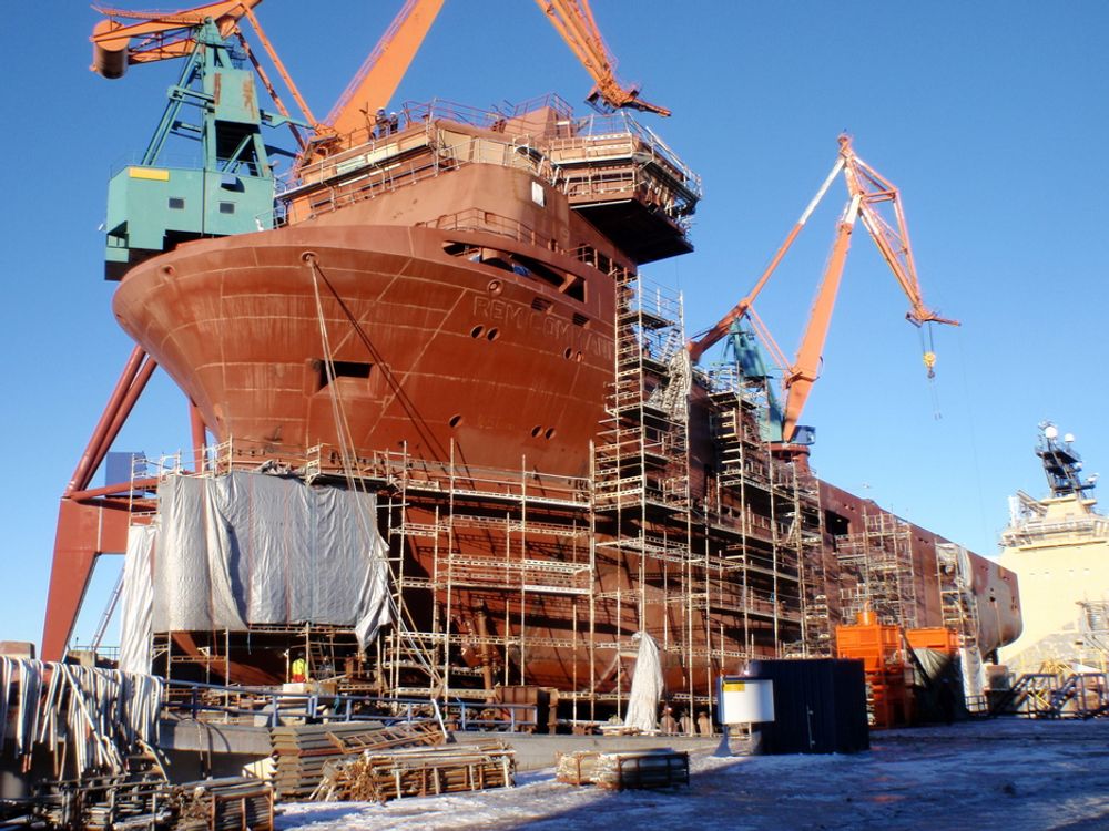 SJØSETTING: Det første av to forsyningsskip for Rem Offshore under bygging ved Kleven Maritime i Ulsteinvik. Sjøsatt fra beddingen 12. mars. Skipet er 85 meter langt og 20 meter bredt.