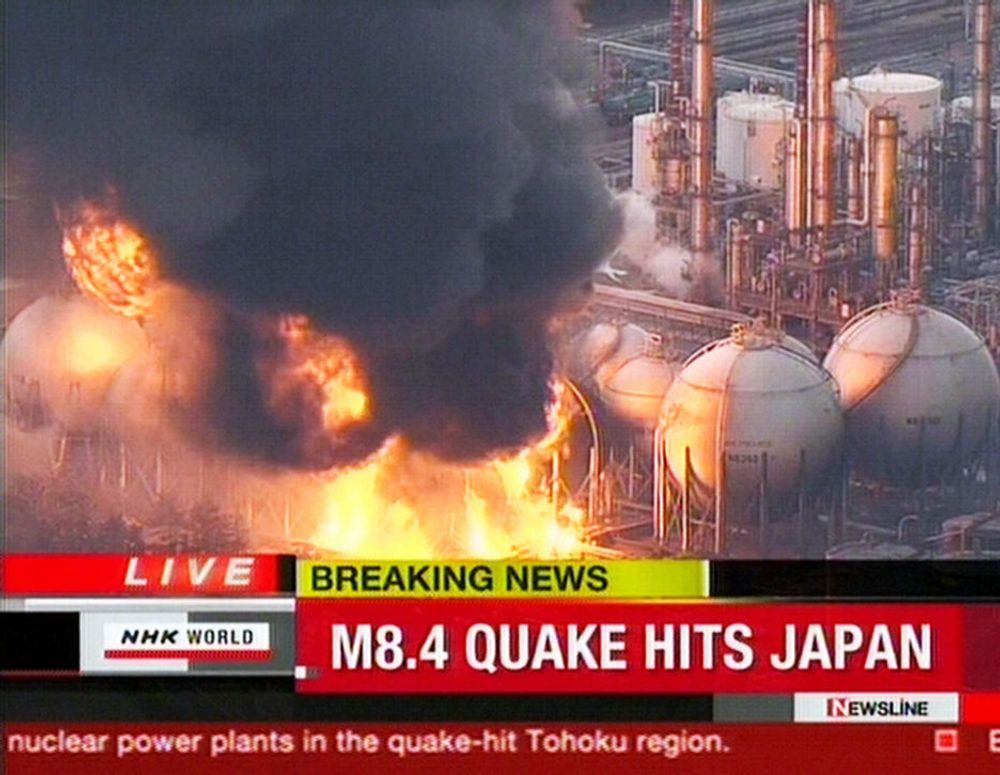 I BRANN: Et oljeraffineri i nærheten av Ichihara utenfor Tokyo står i brann etter det voldsomme jordskjelvet.