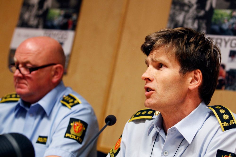 Stabssjef Johan Fredriksen (t.v.) og politiadvokat Pål-Fredrik Hjort Kraby under en av Oslo-politiets pressekonferanser om terrorsaken. Politiet vil ikke kommentere om de har mottatt materiale fra hackere.