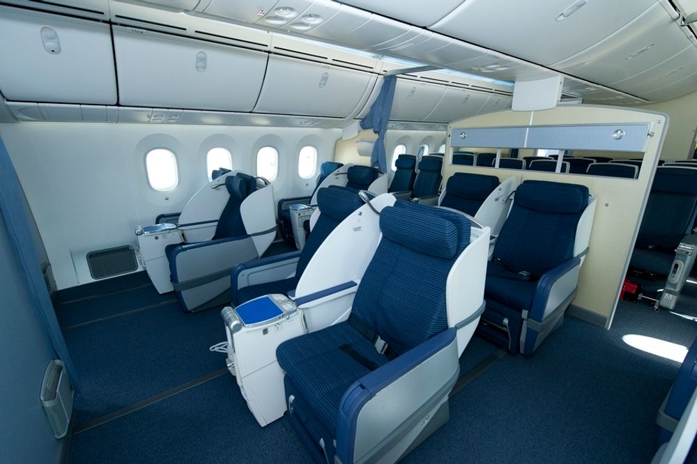 De som er så heldige å ha plass lengst frem i kabinen i ANAs første Dreamliner sitter greit. Lengre bak er det nødvendigvis trangere om plassen for at det skal bli plass til 264 passasjerer i et 787-8.