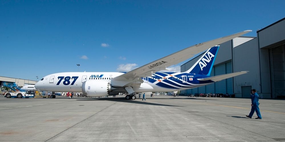 ANAs to første Boeing 787-8 Dreamliner har fått en spesiell dekor. I løpet av oktober skal flyet ha betalende passasjerer om bord - først på charter og deretter ruteflygninger innenriks.