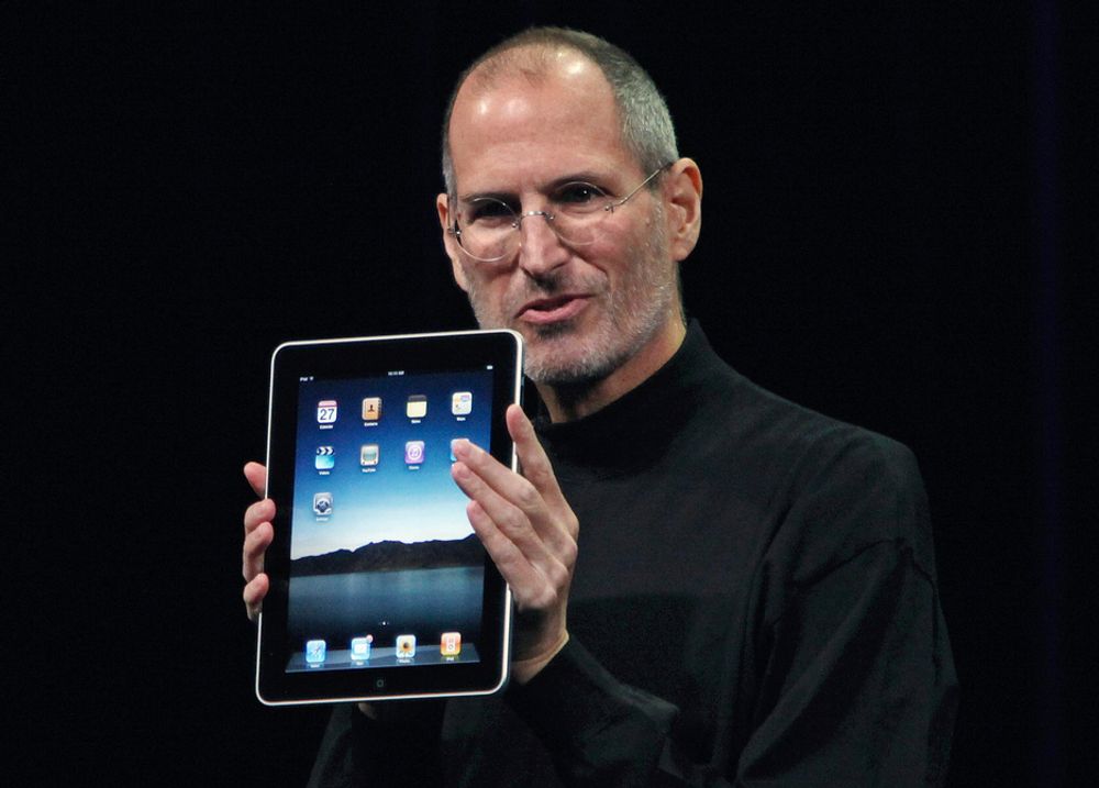 Steve Jobs viser fram det nye nettbrettet iPad i januar 2010. Nå går han av som sjef for Apple.