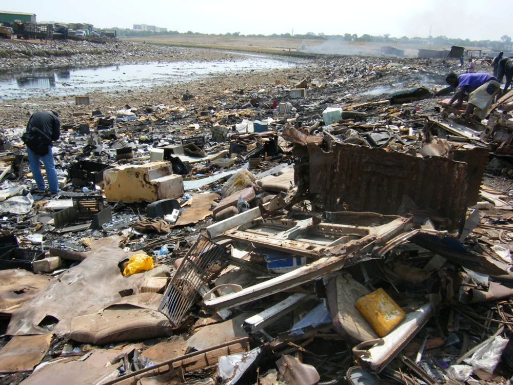 SKADELIG: På fyllplasser som dette i Agbobloshie i Ghana finnes det mye avfall som inneholder kjemikalier. Mange av disse kjemikaliene lekker direkte ut i naturen, noe Klif nå vil stoppe med et nytt regelverk.