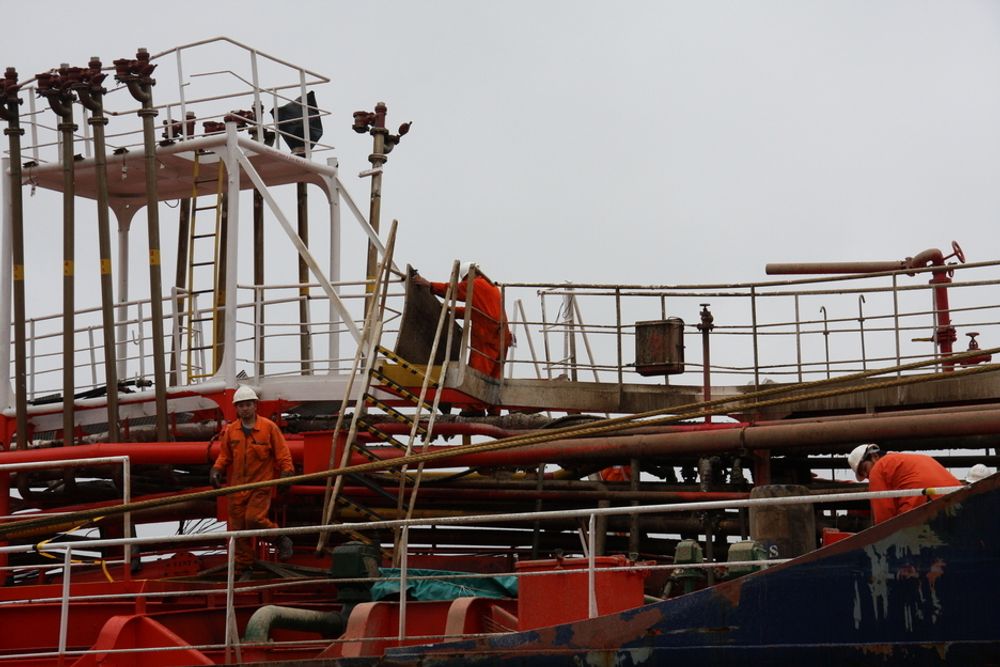 KRAFT: Rør, dekk, leidere og gangveier er vridd og bendt. Store krefter var i sving da det eksploderte på Mar Cristina ved kaia til Oleon i Sandefjord.  Skipet forberedte lastin av farlig avfall fra DVS Norge.