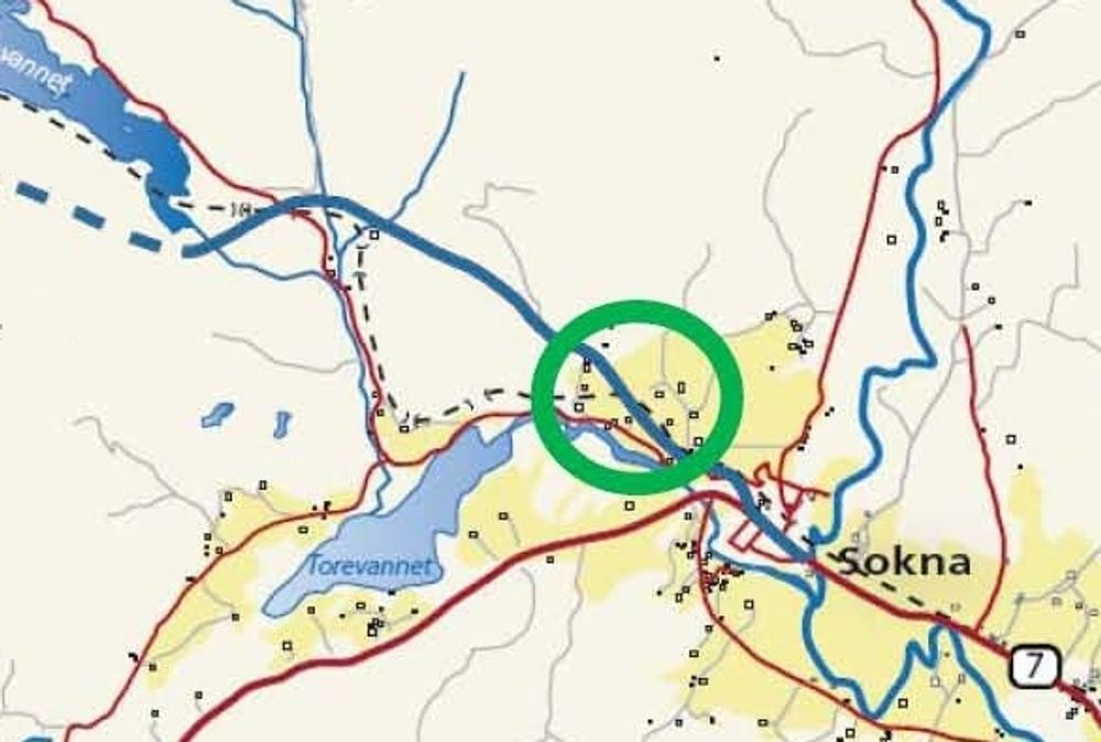 Ny riksveg 7 er markert med blå, heltrukket linje, Bergensbanen er markert med svart, stiplet linje. Den grønne sirkelen markerer jernbanestrekningen som skal legges om. Ill.: Statens vegvesen