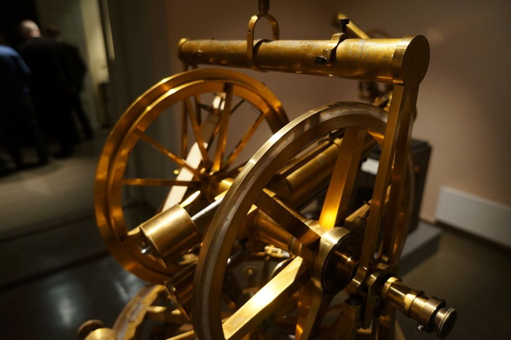 SAMLING: Et imponerende antall historiske instrumenter er nå samlet på Observatoriet.