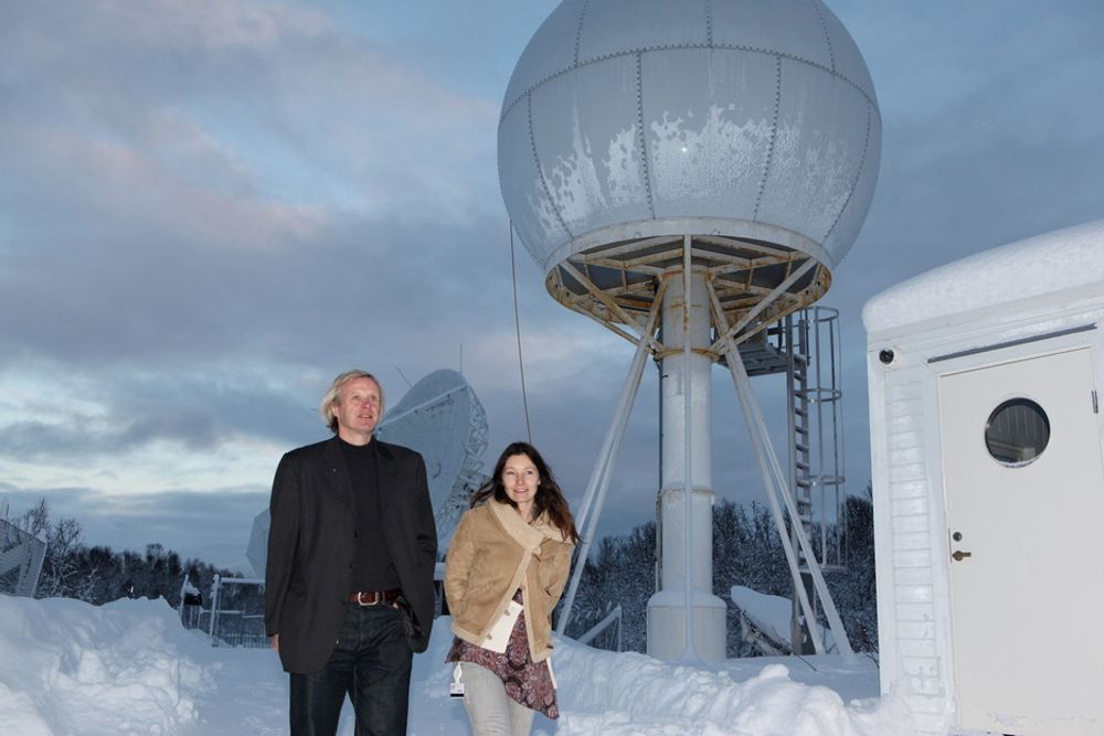STORKONTRAKT: Adm. direktør Rolf Skattebø og markedssekretær Ellen Wiggen ved Kongsberg Satellite Services AS i Tromsø er glad for storkontrakten med USA-firmaet Digital Globe om levering av satellittdata.