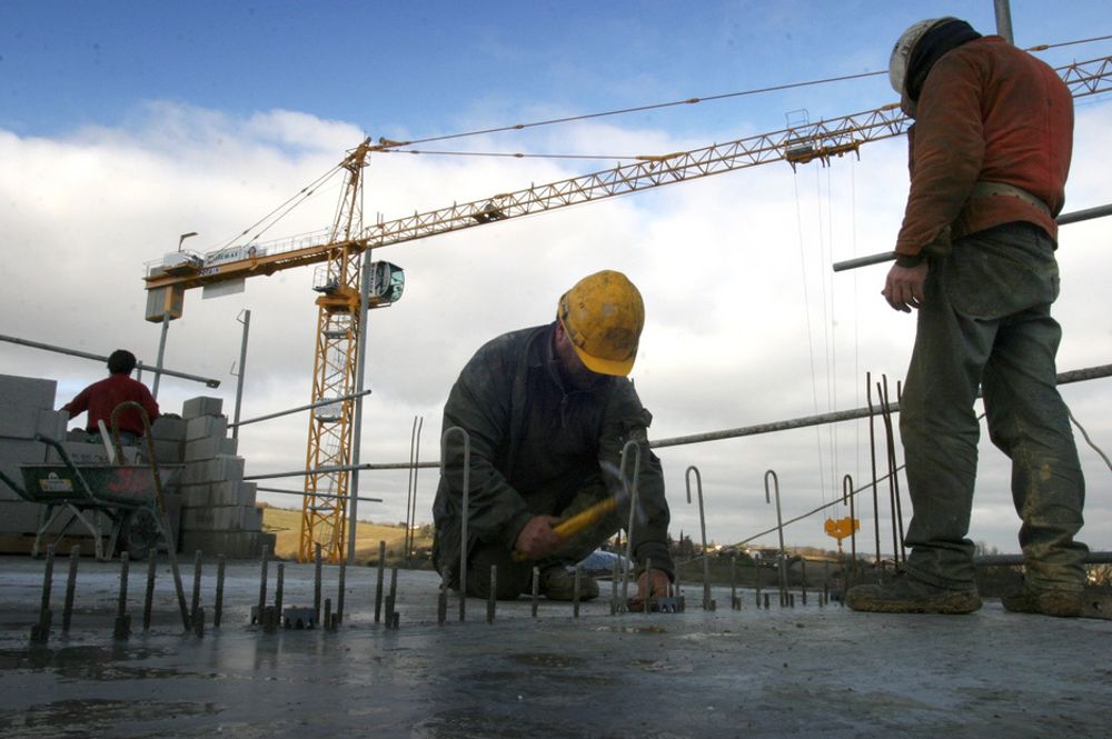 Byggebransjen håper staten vil sette i gang nok prosjekter til å få dem gjennom krisen.